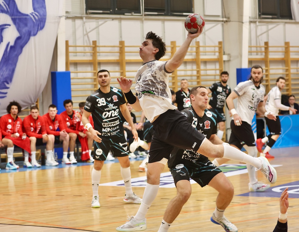 Telt ház és tisztes helytállás a Veszprém ellen